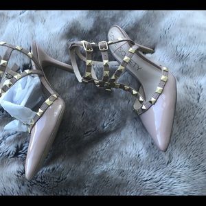 Women’s Riveted Pointed Tow Pumps